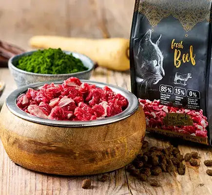 En pose frisk oksekødskatfoder med et sort og guld design, der viser en illustration af en kat.